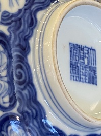 Bol en porcelaine de Chine en bleu et blanc &agrave; d&eacute;cor des huit immortels mont&eacute; d'une anse en argent, marque et &eacute;poque de Qianlong