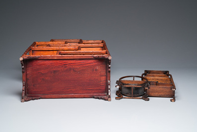 Twee kleine Chinese houten etag&egrave;res, 19/20e eeuw