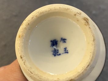 Paire de bougeoirs en porcelaine de Chine 'Bleu de Hue' pour le Vietnam, marque de Kim Ngoc Cam Kee 金玉錦記, 19&egrave;me