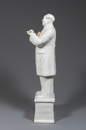 Sculpture de Mao Zedong debout en porcelaine de Chine en blanc monochrome, R&eacute;volution Culturelle, dat&eacute;e 1967