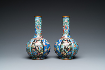 Paire de vases de forme bouteille en &eacute;maux cloisonn&eacute;s, Chine, 19&egrave;me