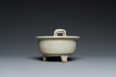 Een Chinese celadon-geglazuurde driepotige wierookbrander met kintsugi herstelling, Song