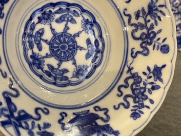 Paire de bols en porcelaine de Chine en bleu et blanc &agrave; d&eacute;cor bajixiang, marque et peut-&ecirc;tre &eacute;poque de Yongzheng