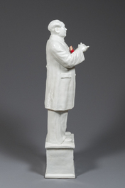 Sculpture de Mao Zedong debout en porcelaine de Chine en blanc monochrome, R&eacute;volution Culturelle, dat&eacute;e 1967