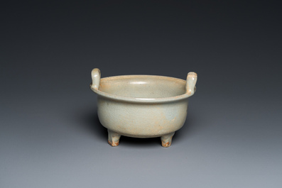 Een Chinese celadon-geglazuurde driepotige wierookbrander met kintsugi herstelling, Song