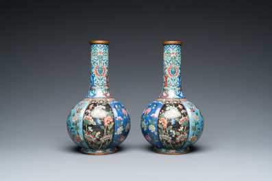 Een paar Chinese flesvormige cloisonn&eacute; vazen, 19e eeuw
