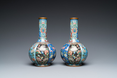 Paire de vases de forme bouteille en &eacute;maux cloisonn&eacute;s, Chine, 19&egrave;me