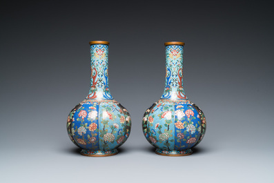 Paire de vases de forme bouteille en &eacute;maux cloisonn&eacute;s, Chine, 19&egrave;me