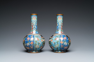 Een paar Chinese flesvormige cloisonn&eacute; vazen, 19e eeuw