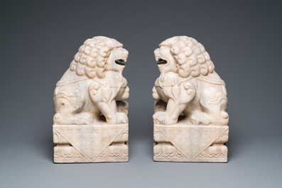 Paire de grands lions bouddhistes en marbre blanc, Chine, 19&egrave;me