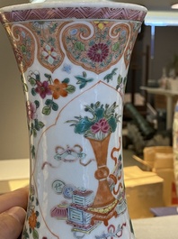 Vase de forme bouteille en porcelaine de Chine famille rose &agrave; d&eacute;cor d'antiquit&eacute;s, marque et &eacute;poque de Guangxu