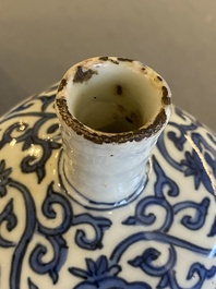 Paire de bouteilles en porcelaine de Chine de type kraak en bleu et blanc, Wanli