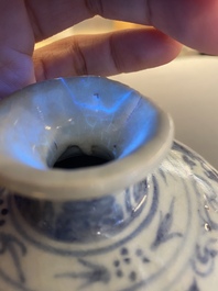 Een Chinese blauw-witte 'meiping' vaas met lotusslingers, Ming