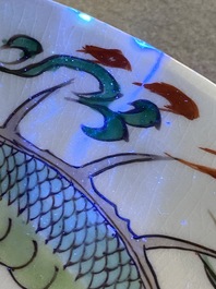 Plat en porcelaine de Chine famille verte &agrave; d&eacute;cor d'un dragon, Kangxi