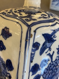 Paire de bouteilles en porcelaine de Chine de type kraak en bleu et blanc, Wanli