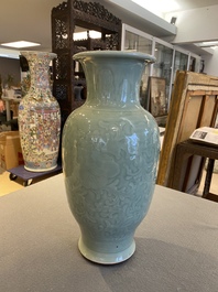 Een Chinese celadon-geglazuurde vaas met onderglazuur decor van pioenslingers, Qianlong