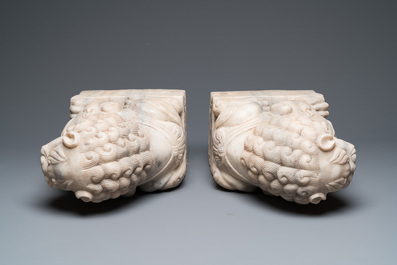 Paire de grands lions bouddhistes en marbre blanc, Chine, 19&egrave;me