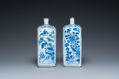 A pair of Chinese blue and white kraak porcelain bottles, Wanli