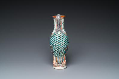 Vase aux anses en forme de grues en porcelaine de Chine famille rose de Canton, 19&egrave;me