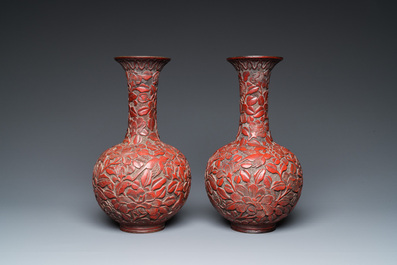 Een paar Chinese flesvormige vazen in rood lakwerk, 19/20e eeuw