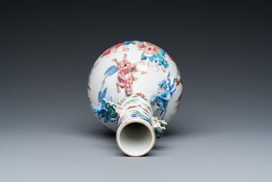 Een Chinese flesvormige famille rose '18 Luohans' vaas, 19e eeuw