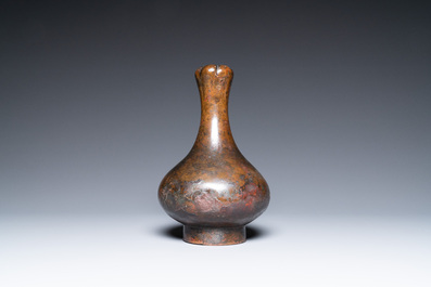 Een Chinese bronzen 'hu' wijnkan met knoflookhals, Oostelijke Zhou/Han
