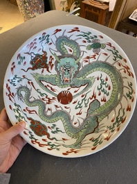 Plat en porcelaine de Chine famille verte &agrave; d&eacute;cor d'un dragon, Kangxi