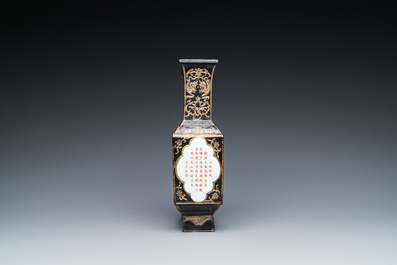 Een Chinese famille rose vaas met zwarte fondkleur, Qianlong merk, Republiek