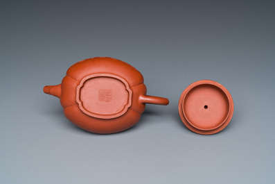 Een Chinese Yixing steengoed theepot met deksel, gesign. Chen Jinhou 陳覲候, Republiek