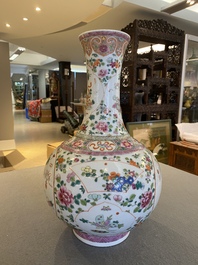 Een Chinese flesvormige famille rose 'antiquiteiten' vaas, Guangxu merk en periode