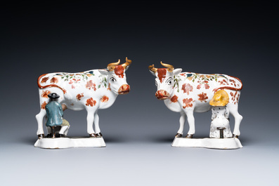 Paire de groupes de vaches et laitiers en fa&iuml;ence blanche de Delft &agrave; peinture froide, 18&egrave;me