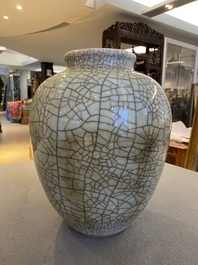 Vase de type 'ge' en porcelaine de Chine &agrave; fond craquel&eacute;, Chine, Qing