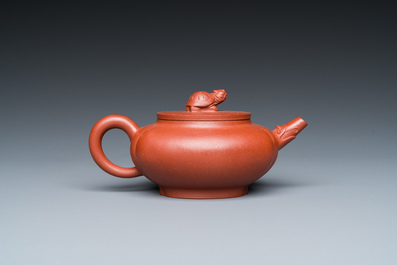 Een Chinese Yixing steengoed theepot met deksel, gesign. Chen Jinhou 陳覲候, Republiek