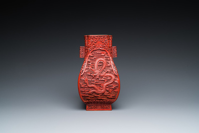 Vase de forme 'fanghu' en laque rouge, Chine, 19/20&egrave;me