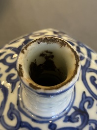 Paire de bouteilles en porcelaine de Chine de type kraak en bleu et blanc, Wanli