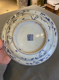 Plat en porcelaine de Chine en bleu et blanc &agrave; d&eacute;cor floral, Jiajing