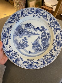 Plat en porcelaine de Chine en bleu et blanc &agrave; d&eacute;cor dit du 'Ma&icirc;tre des Rochers', Yongzheng