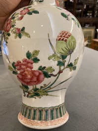 Vase en porcelaine de Chine famille rose &agrave; d&eacute;cor d'un oiseau parmi des branches fleuries, marque de Yongzheng, 19&egrave;me