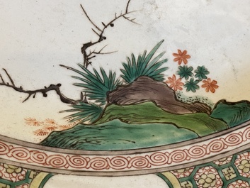 Plat en porcelaine de Chine famille verte &agrave; d&eacute;cor d'un empereur observant une carpe, Kangxi