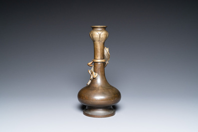 Vase de type 'hu' en bronze, marque et probablement &eacute;poque de Qianlong
