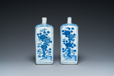 A pair of Chinese blue and white kraak porcelain bottles, Wanli