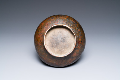 Verseuse &agrave; vin de type 'hu' en bronze, Zhou de l'est/Han
