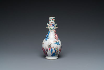 Een Chinese flesvormige famille rose '18 Luohans' vaas, 19e eeuw