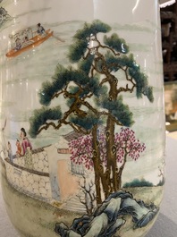 Grand vase de forme 'hu' en porcelaine de Chine famille rose &agrave; d&eacute;cor d'une sc&egrave;ne fluviale, marque de Qianlong, R&eacute;publique