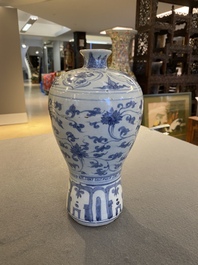 Een Chinese blauw-witte 'meiping' vaas met lotusslingers, Ming