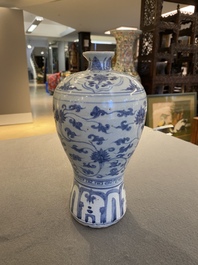 Vase de forme 'meiping' en porcelaine de Chine en bleu et blanc, Ming