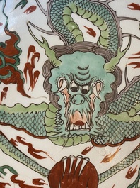 Plat en porcelaine de Chine famille verte &agrave; d&eacute;cor d'un dragon, Kangxi