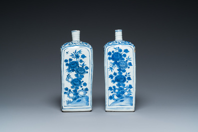 Paire de bouteilles en porcelaine de Chine de type kraak en bleu et blanc, Wanli