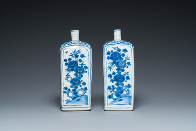 A pair of Chinese blue and white kraak porcelain bottles, Wanli