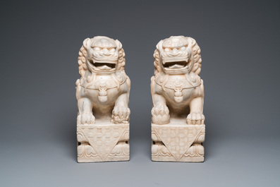 Paire de grands lions bouddhistes en marbre blanc, Chine, 19&egrave;me